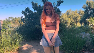 Elly Clutch a golfpályán kefél