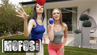 Mofos - Daisy Stone és Scarlett Bloom hármasban szexelnek