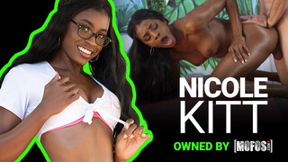 Mofos - Nicole Kitt a gyönyörű méretes tőgyes csoki lány