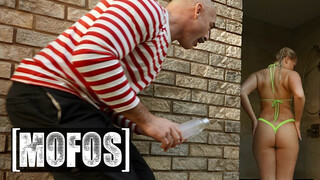 MOFOS - Harley King a gyönyörű világos szőke tini csajszi