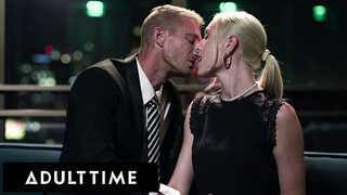 ADULT TIME - Kay Lovely elcsábítja házas főnökét, hogy kényeztesse tökéletes punciját