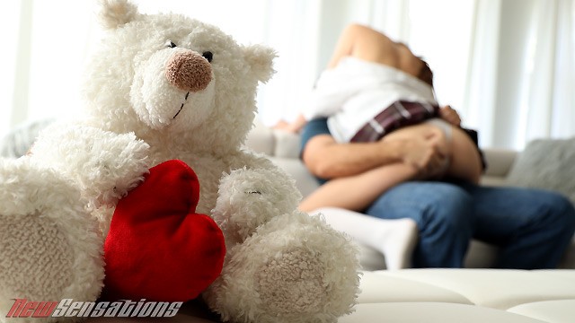 Iskoláslány Athena Heart többre vágyott, mint egy plüssállatra Valentin-napon