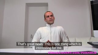 Szexi milf ügynök teszteli a kemény srácot