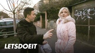 Kinky turista Zazie Skymm csábítja a studot kemény dugásra az irodájában