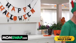 Sydney Paige és Mandy Rhea, két forró mostohaanya, halloweenre kibuggyanó felszerelést választ, hogy megőrjítse Berry Mckockinert