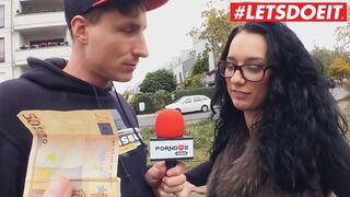 Német tinilány nagy segggel a buszról leszállva forró autós dugásban