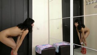 Tini csaj szőrös puncival masturbál a tükör előtt