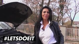 Lady Paris kerek mellei remegnek a szabadtéri farkasütés izgalmaitól