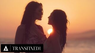 Alkonyat után kemény baszás: Tori Easton durván megdugja Charlotte Sins bikini babát