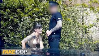 Rendőr megdugja a sötét hajú geek lányt és rálövi a szemüvegére - fake cop