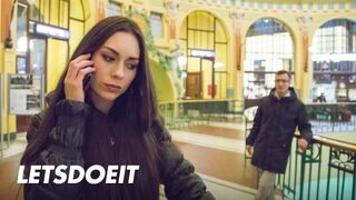 Arwen Gold szűk punciba vágyik egy külföldi fasza kalandra