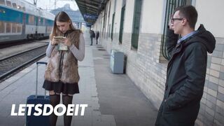 Selvaggia tini csaj felfogta Charlie Dean nagy faszát egy gyors pov dugásra