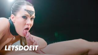 Blue Angel megkötözi barátját és felkészíti a kemény dominációra