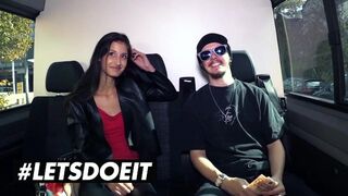Vékony barna Coco Kiss pénzért szopja a nagy fekete fazt az autóban
