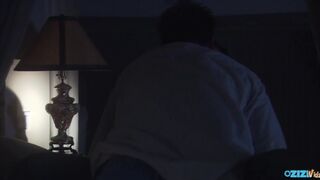 Tini csaj szopik és lovagol a farkon ágyban lefekvés előtt
