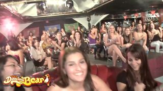 Táncoló medvék - stripperek és forró nőstények élvezik a nagy faszok szopogatását