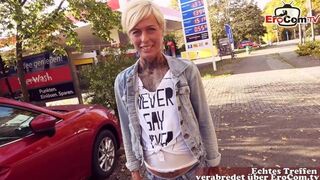 Utcán dugás német benzinállomáson: pov milf szopás
