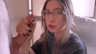 A lusta gamer tini szopja a fazsat és mellkasába vesz duggást