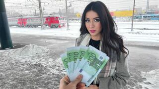 Vonatbéli csábítás: lányt szólítunk meg castingra közvetlenül a szekrényben