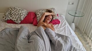 Dögös pasi megbassza a haver feleségét, miután az lelépett, és pov videót készít neki