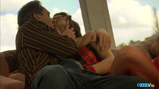 Forróság a kanapén – parázs dugás a fekete hajú milf-fel