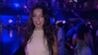 Szarvas csaj egyezett meg a klub wc-jében történő vad dugásba