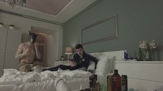 Érett férfi megdugja a két aranyos kisfiút a partin