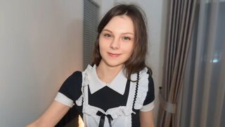 Csinos szobalányt keményen megbasszák takarítás után és összelövik az arcát