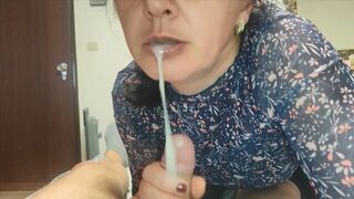 Ne mondd el senkinek! dögös milf mostoha anya szopással segít a mostoha fiának és szájába élvez