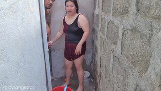 Filipina lány kinti fürdés közben keményen megdugva