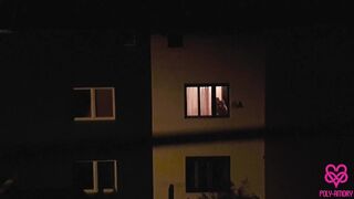Leselkedj két leszbikus csajra az ablakon át, és látogasd meg őket a vad hármasra