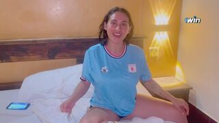 Dögös csaj imádja a focit és a kemény dugást