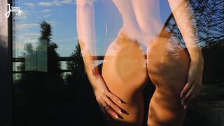 Gyönyörű seggű szőke Larajuicy egész nap a punciját dugja