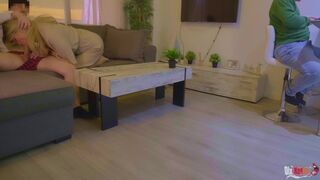 Mostohaanya szopja a mostoha fia farkát és seggbe dugják a férje háta mögött