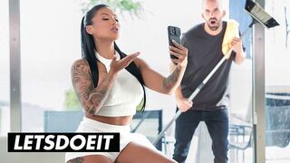 Dögös Latina MILF Mariana Martix Keményen Megdugva az Asszisztens által a LetsDoeIt Csatornán
