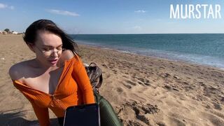 A ribanc beindult az interaktív játéktól és szopott a strandon