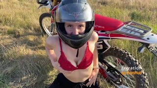 Dögös motoros csaj leszopja a motorost az enduro mezőn