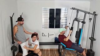 Exkluzív! feleség keményen megbassza férjét hátulról az edzőteremben!