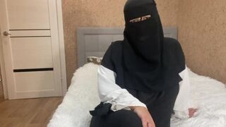 Dögös arab milf kéjes utasításokat ad mostoha fiának