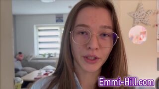 Kinti spriccelés! 18 éves vékony tini dugja hatalmas punciját a szabadban, amíg el nem élvez
