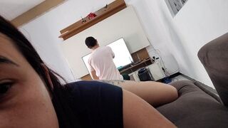 Szeretnék dugni ezzel a szerelővel, mutatom neki a nagy seggem, hátha bejön!