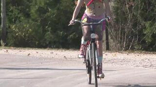 Penelope Tiger kötözve szopja Mike Angelo kemény farkát BDSM-ben mélytorokkal és nagy segget mutatva