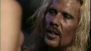 Retro pornó nagy fasszal Susana Spears és Dallas D'Amour főszereplésével az eredeti HD gyűjteményben