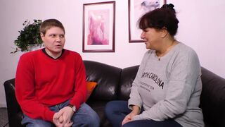 Vörös hajú milf nagy mellekkel szopja a farkat és hagyja hogy keményen megdugják