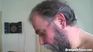 Tini vörös lány szopja és lovagol a nagypapa farkán