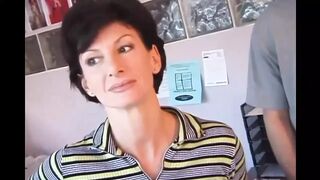 Sharon Mitchell feleségként szopja és análba veszi Mark Wood farkát retro stílusban