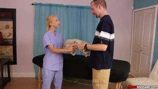 Szőke tini durva boldog befejezést kínál ügyfelének a Nookiesnál