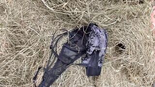 Nagy seggű idős nő szopja a paraszt farkát a disznóólban