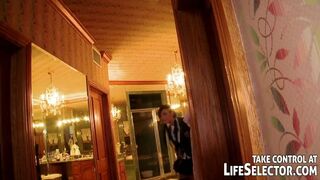 Érzéki kaland a Life Selector világában: Vad egyetemista lányok első élményei Isis Taylorral és barátnőivel anális hármasban