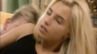 Timea Margot nagy faszt kap a retro Lover's Lane első epizódjában